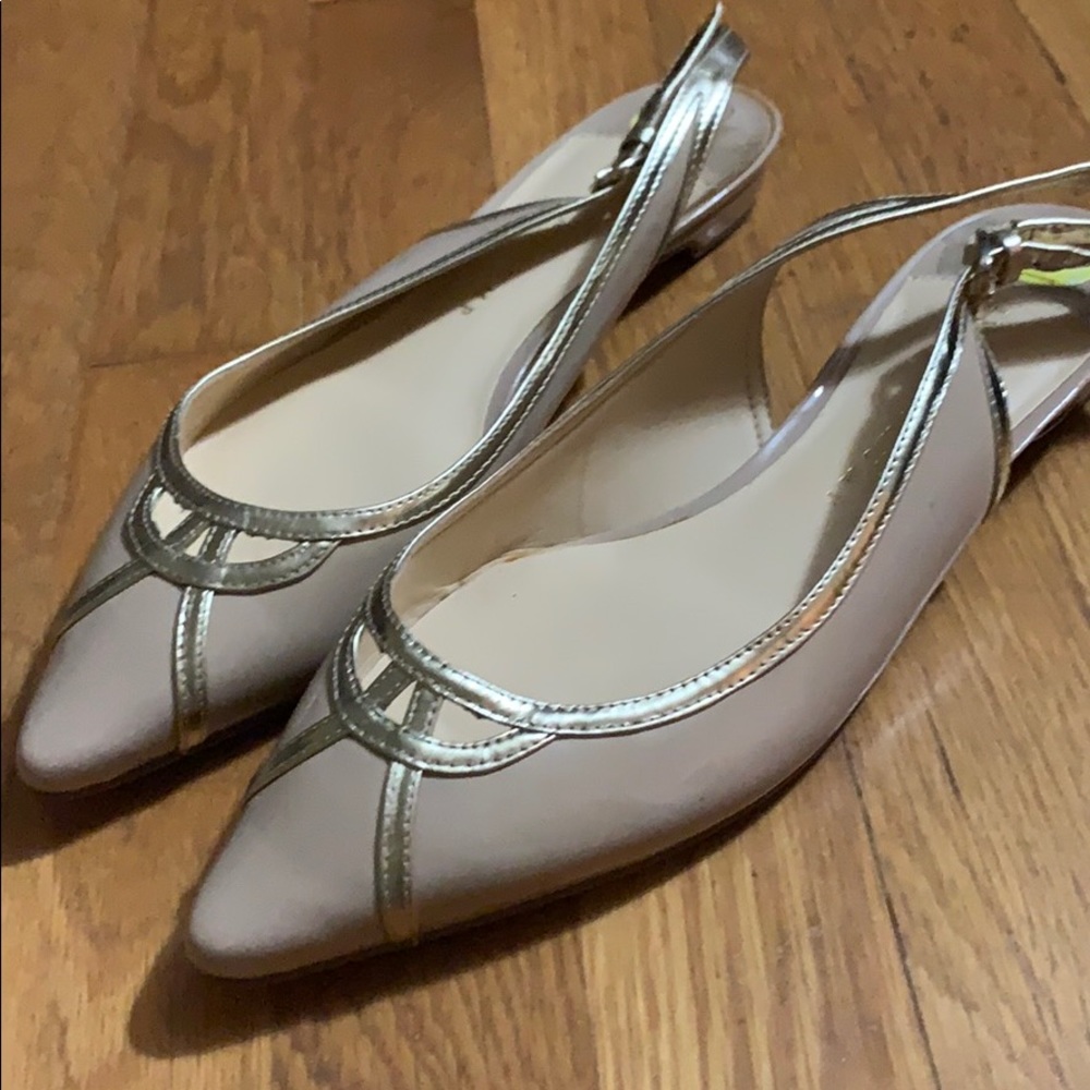 Nude/gold flats